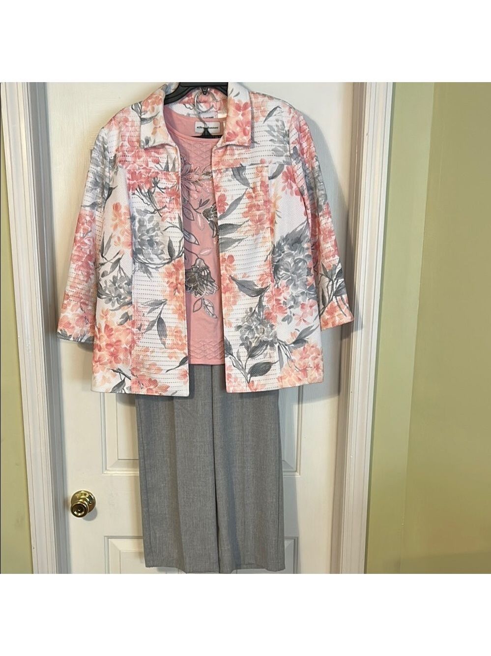 Alfred Dunner pink and gray Women's pants suit. Size 18/16/XL.
